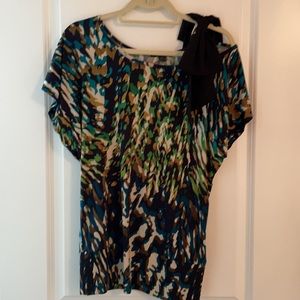 Beautiful printed one shoulder forever 21 top with black bow!